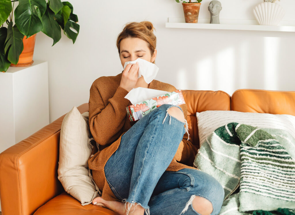 Mit der Zeit steigern sich die Sypmtome der Hausstauballergie leider – was anfangs nur ein Niesreiz und Schnupfen ist, kann später zu Asthma werden (Foto: Pexels).