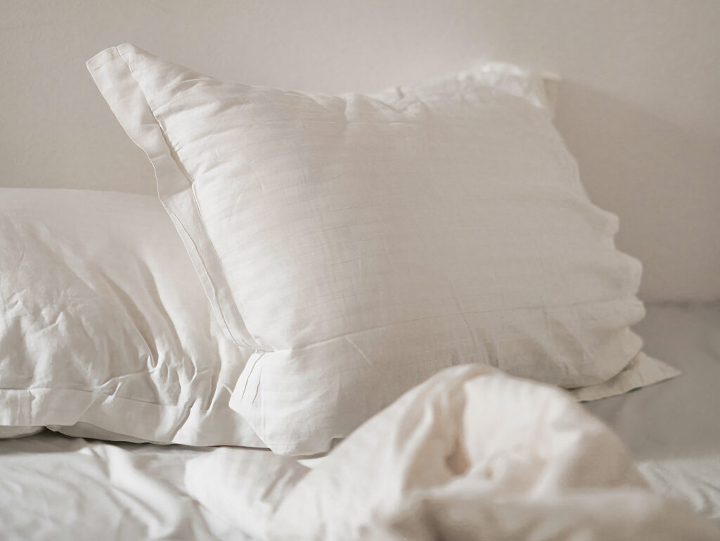 Die größten Vorkommen von Hausstaubmilben (und damit auch deren Allergene) findet man im Bett. In der Bettwäsche und in der Matratzen finden die Milben Hautschuppen, die ihre Nahrung darstellen (Foto: Unsplash).