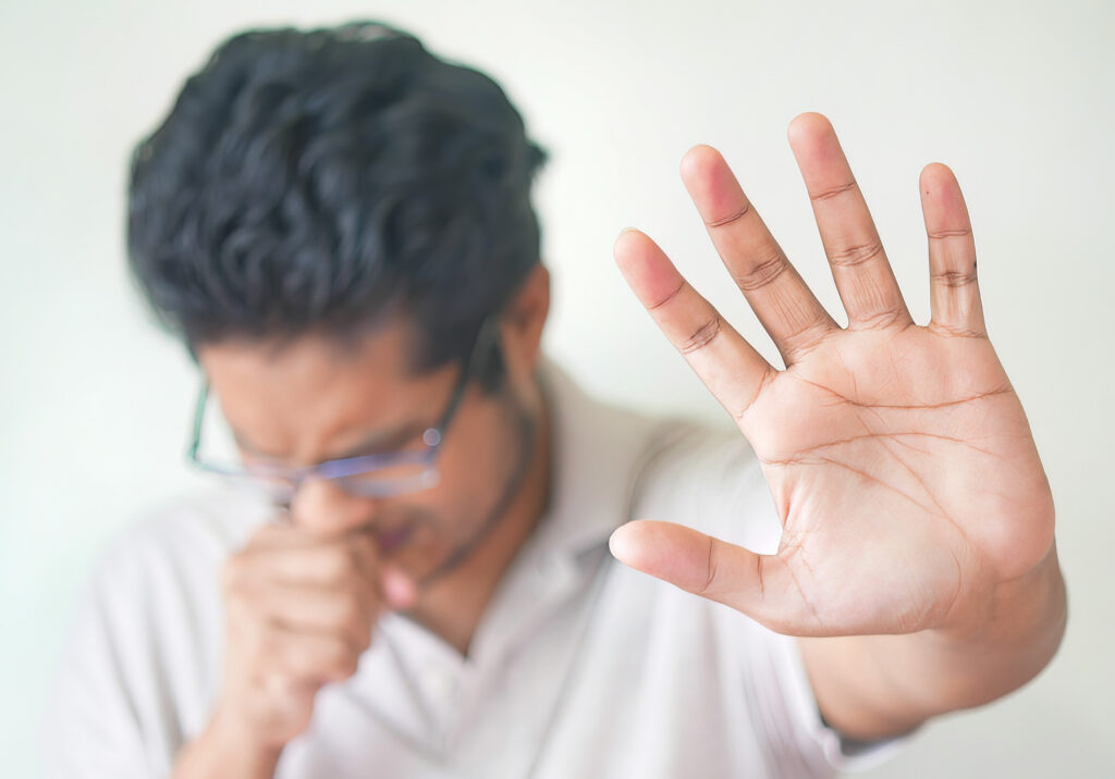 Schnupfen, Niesreiz, tränende Augen und ähnliches sind typische Symptome, die mit der Hausstauballergie verbunden sind (Foto: Pexels).
