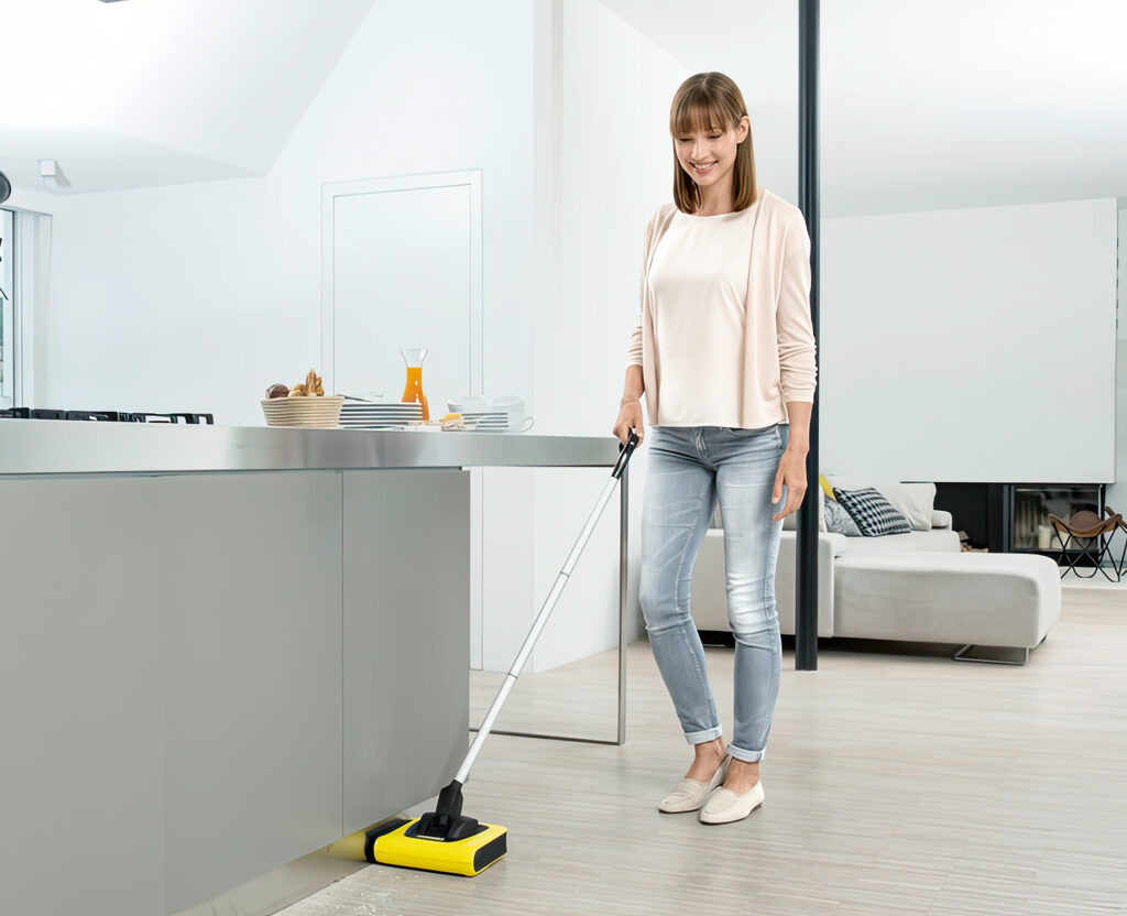 Der Kärcher Akkubesen KB 5 ist sehr flexibel einsetzbar und ist für größere Schmutzansammlungen besser geeignet, als ein Staubsaugroboter (Foto: Kärcher).